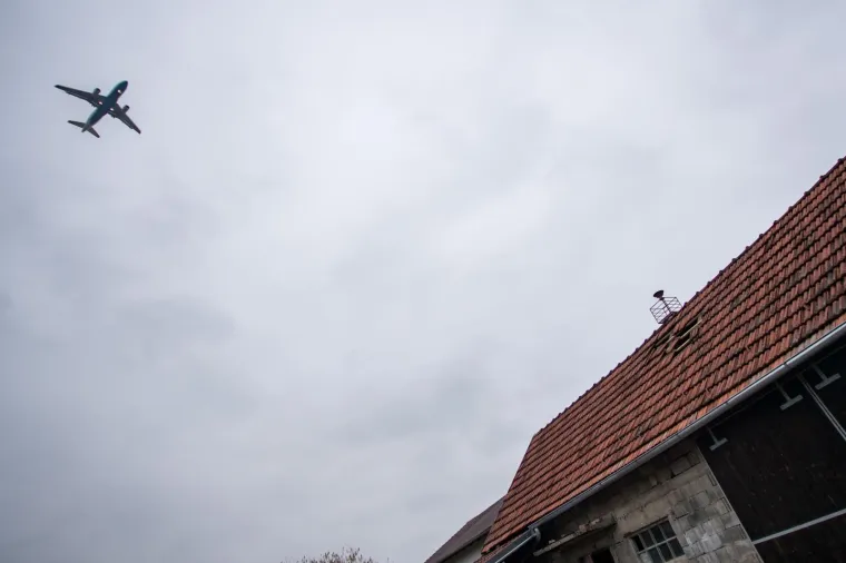 Avion u niskom letu sru&scaron;io crijep s krova u Donjoj Lomnici