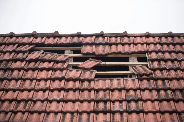 Avion u niskom letu sru&scaron;io crijep s krova u Donjoj Lomnici