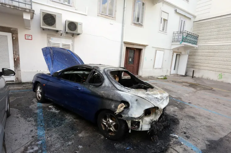 U subotu oko 5 sati na parkirali&scaron;tu na Trg Riječke rezolucije bb planuo je požar na osobnom automobilu Hyundai coupe riječkih registarskih pločica.
Je li riječ o požaru uzrokovanom tehničkim faktorom ili pak ljudskom radnjom znat će se nakona očevida.