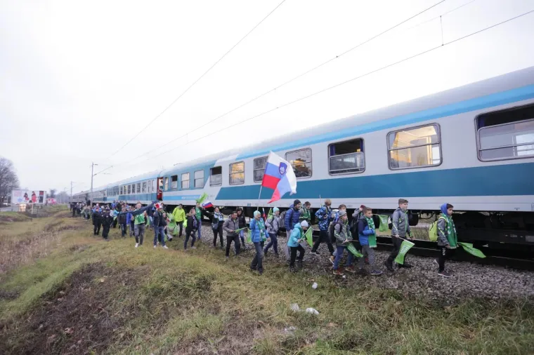 [FOTO] SLOVENSKI NAVIJAČI STIGLI U ZAGREB: Vlakom do&scaron;li do Remetinca te veselo nastavili put do Arene