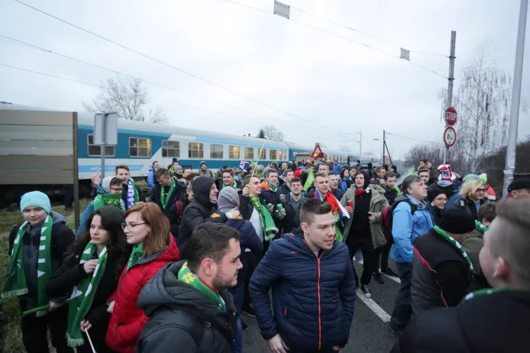 [FOTO] SLOVENSKI NAVIJAČI STIGLI U ZAGREB: Vlakom do&scaron;li do Remetinca te veselo nastavili put do Arene