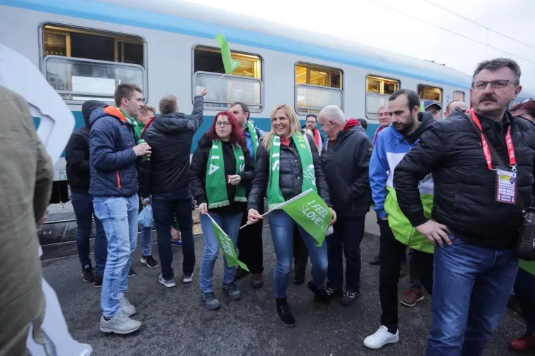 [FOTO] SLOVENSKI NAVIJAČI STIGLI U ZAGREB: Vlakom do&scaron;li do Remetinca te veselo nastavili put do Arene