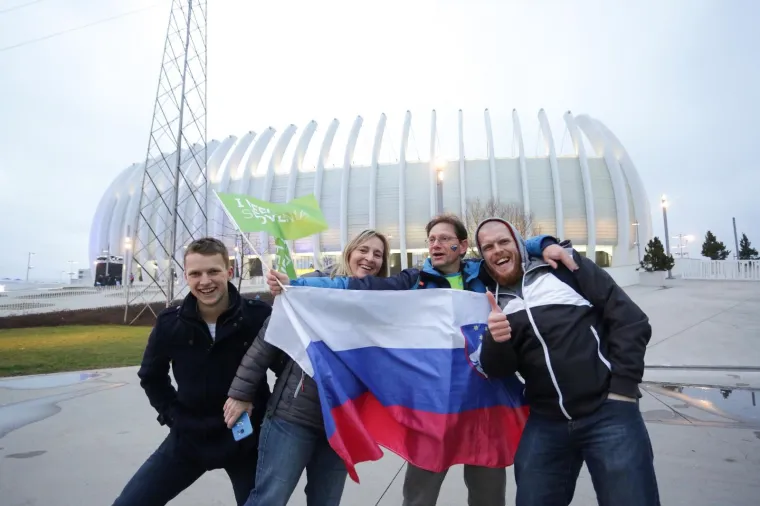 [FOTO] SLOVENSKI NAVIJAČI STIGLI U ZAGREB: Vlakom do&scaron;li do Remetinca te veselo nastavili put do Arene