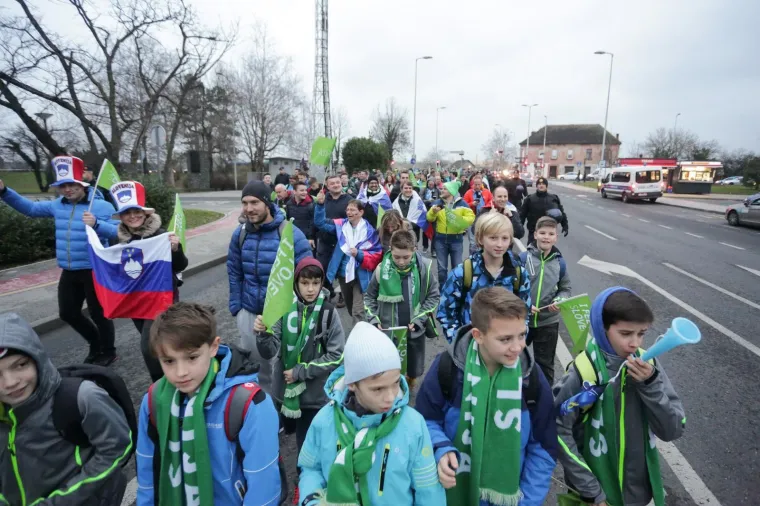 [FOTO] SLOVENSKI NAVIJAČI STIGLI U ZAGREB: Vlakom do&scaron;li do Remetinca te veselo nastavili put do Arene