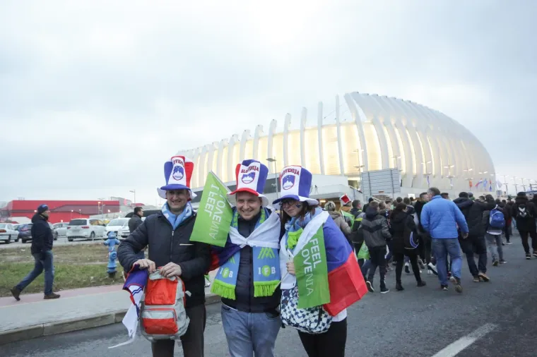 [FOTO] SLOVENSKI NAVIJAČI STIGLI U ZAGREB: Vlakom do&scaron;li do Remetinca te veselo nastavili put do Arene