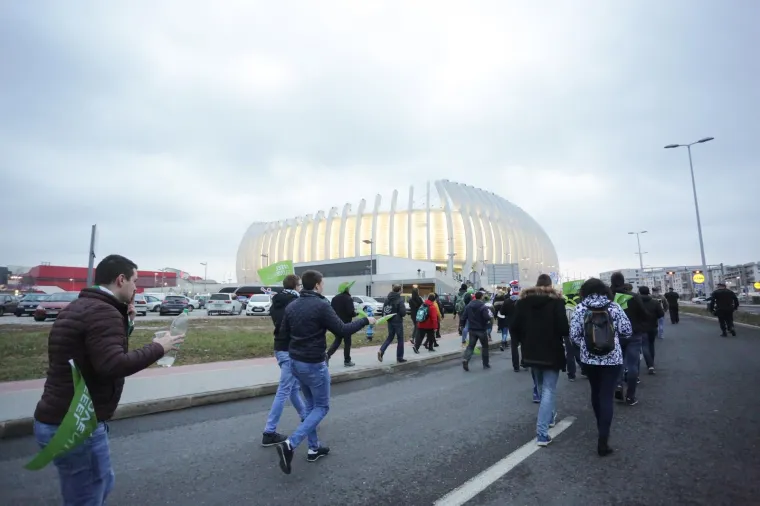 [FOTO] SLOVENSKI NAVIJAČI STIGLI U ZAGREB: Vlakom do&scaron;li do Remetinca te veselo nastavili put do Arene