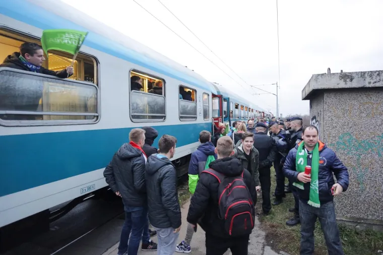 [FOTO] SLOVENSKI NAVIJAČI STIGLI U ZAGREB: Vlakom do&scaron;li do Remetinca te veselo nastavili put do Arene