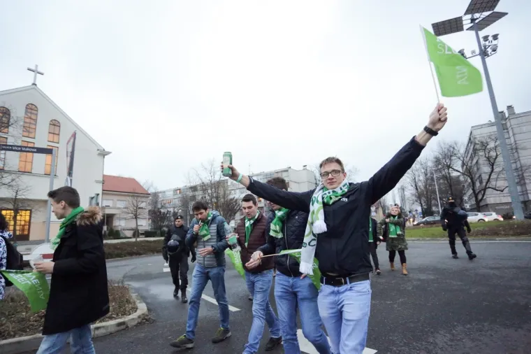 [FOTO] SLOVENSKI NAVIJAČI STIGLI U ZAGREB: Vlakom do&scaron;li do Remetinca te veselo nastavili put do Arene