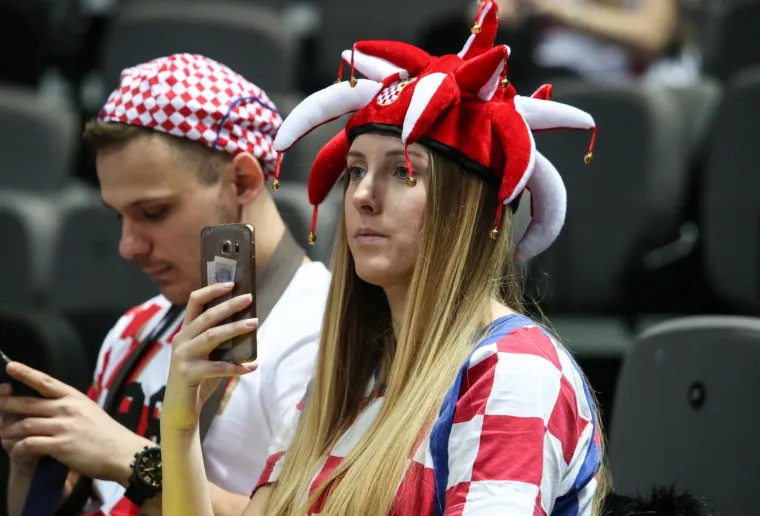 U susretu dva gubitnika iz prvog kola &Scaron;vedska je uvjerljivo, tek s pone&scaron;to problema u drugom dijelu, svladala Srbiju, koja ima samo teoretske &scaron;anse za prolazak.