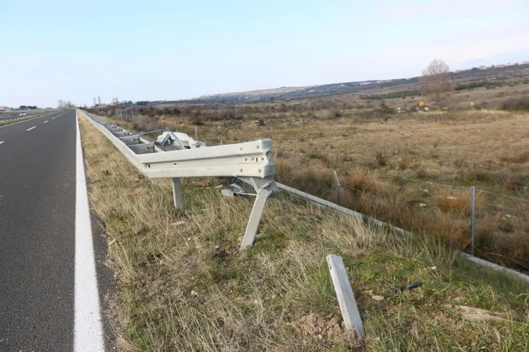 U prometnoj nesreći na Gaženičkoj cesti vozač probio za&scaron;titnu ogradu