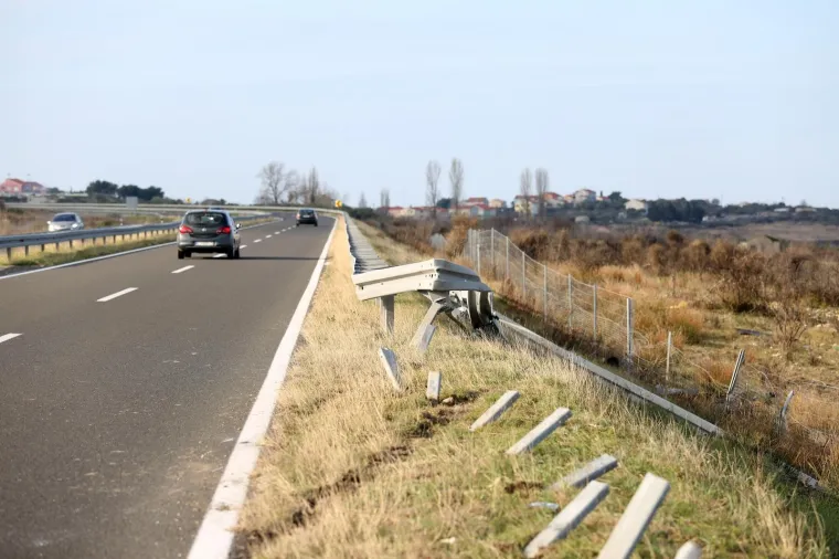 U prometnoj nesreći na Gaženičkoj cesti vozač probio za&scaron;titnu ogradu