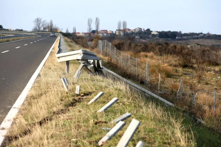 U prometnoj nesreći na Gaženičkoj cesti vozač probio za&scaron;titnu ogradu