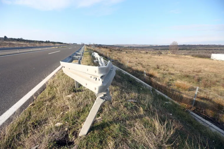 U prometnoj nesreći na Gaženičkoj cesti vozač probio za&scaron;titnu ogradu