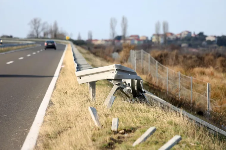 U prometnoj nesreći na Gaženičkoj cesti vozač probio za&scaron;titnu ogradu
