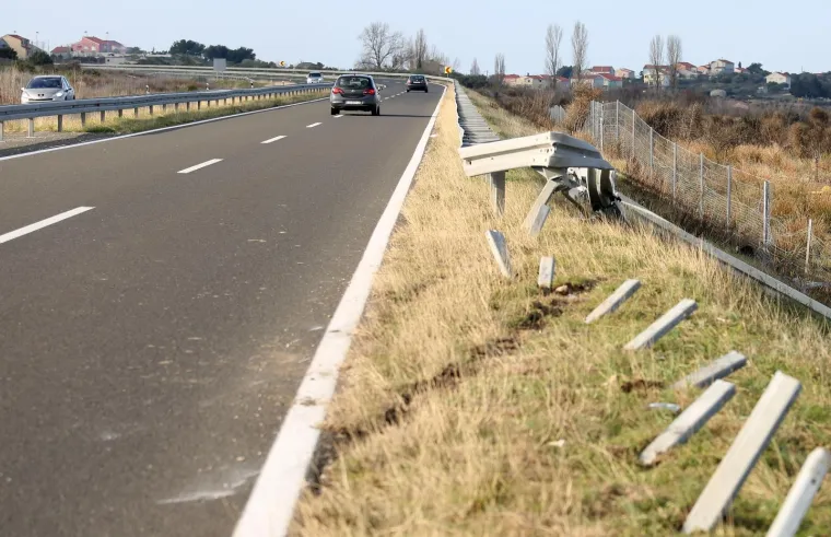 U prometnoj nesreći na Gaženičkoj cesti vozač probio za&scaron;titnu ogradu