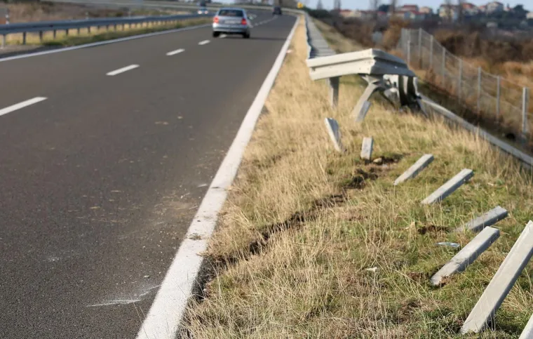 U prometnoj nesreći na Gaženičkoj cesti vozač probio za&scaron;titnu ogradu