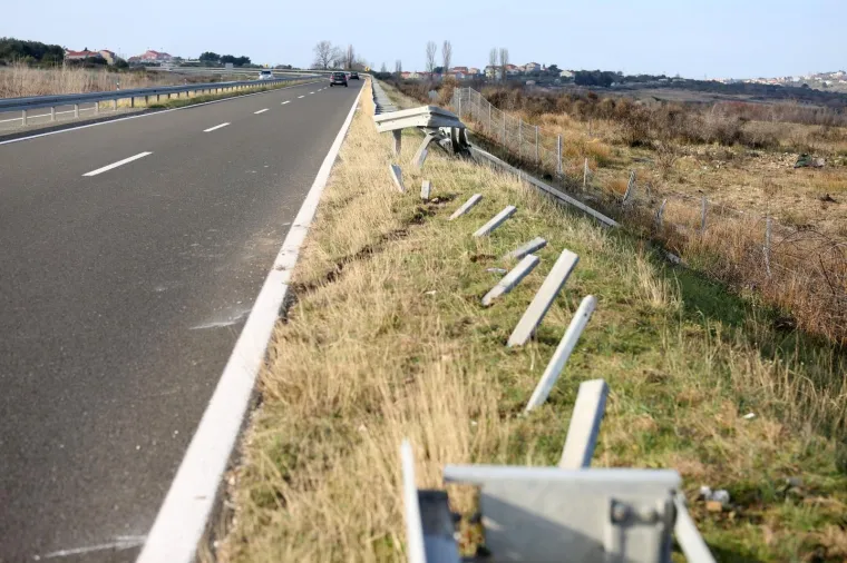 U prometnoj nesreći na Gaženičkoj cesti vozač probio za&scaron;titnu ogradu