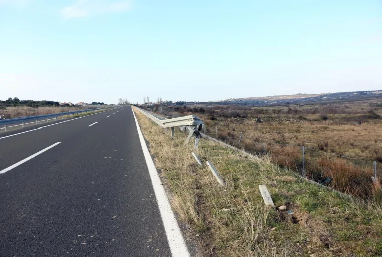 U prometnoj nesreći na Gaženičkoj cesti vozač probio za&scaron;titnu ogradu