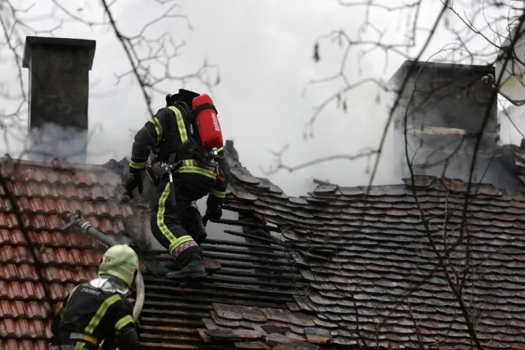 Vatrogasci iz goruće kuće u Petrovoj ulici u Zagrebu spasili čovjeka
