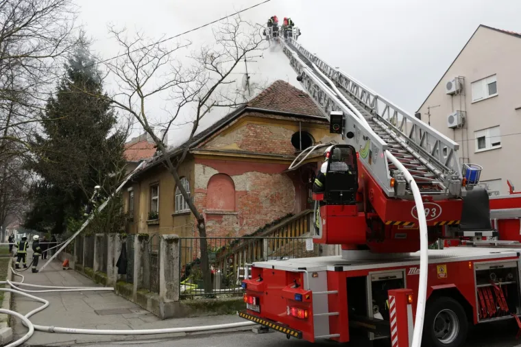 Vatrogasci iz goruće kuće u Petrovoj ulici u Zagrebu spasili čovjeka