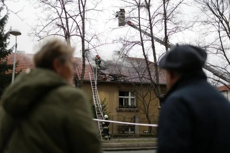 Vatrogasci iz goruće kuće u Petrovoj ulici u Zagrebu spasili čovjeka