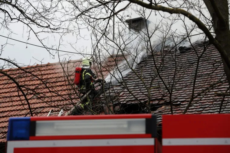 Vatrogasci iz goruće kuće u Petrovoj ulici u Zagrebu spasili čovjeka