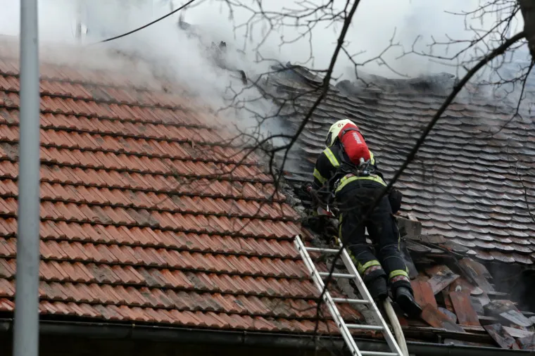 Vatrogasci iz goruće kuće u Petrovoj ulici u Zagrebu spasili čovjeka