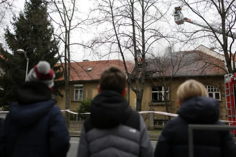 Vatrogasci iz goruće kuće u Petrovoj ulici u Zagrebu spasili čovjeka