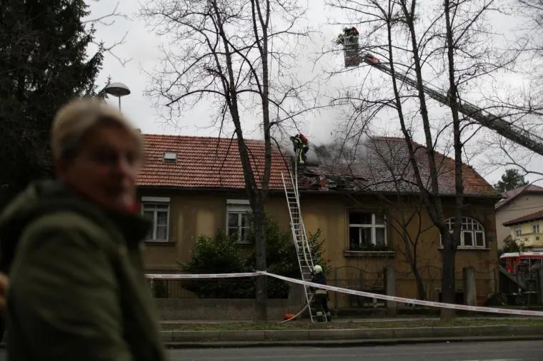 Vatrogasci iz goruće kuće u Petrovoj ulici u Zagrebu spasili čovjeka
