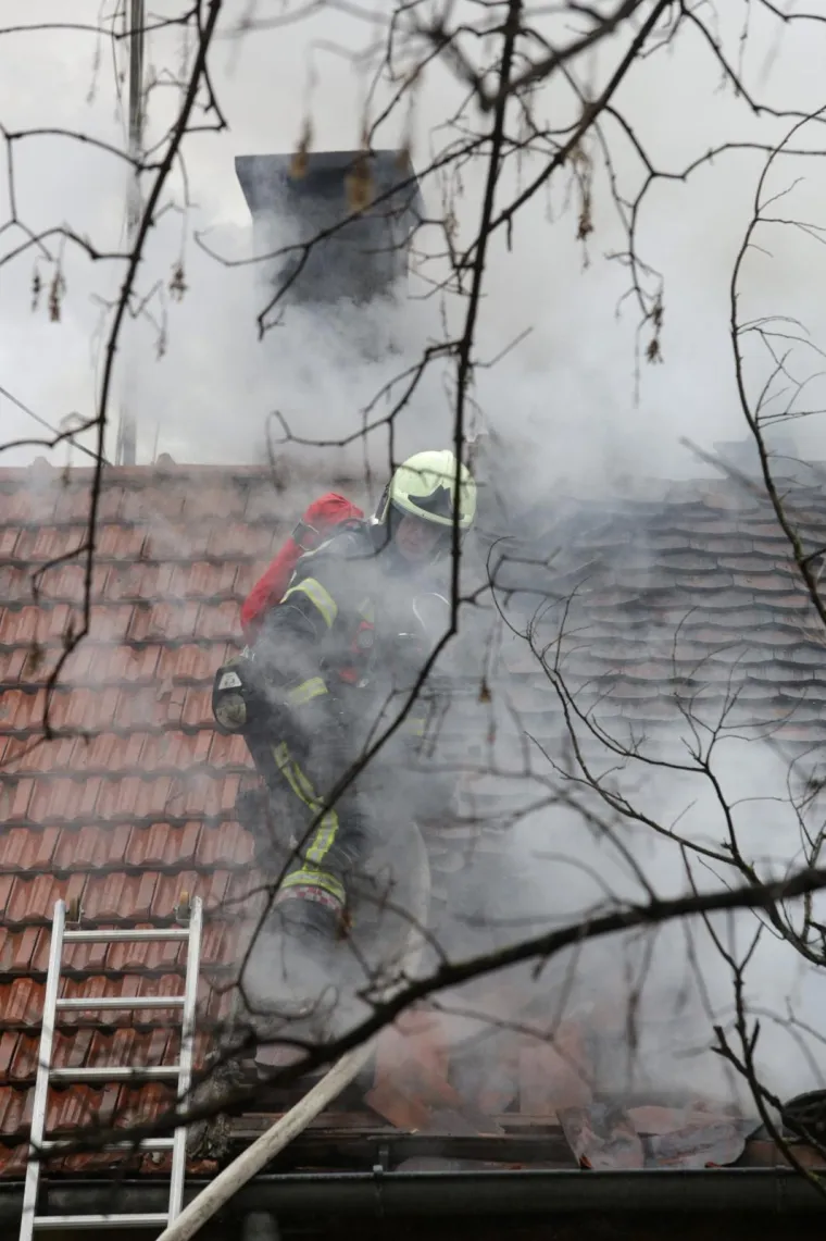 Vatrogasci iz goruće kuće u Petrovoj ulici u Zagrebu spasili čovjeka