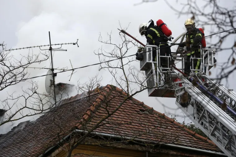 Vatrogasci iz goruće kuće u Petrovoj ulici u Zagrebu spasili čovjeka