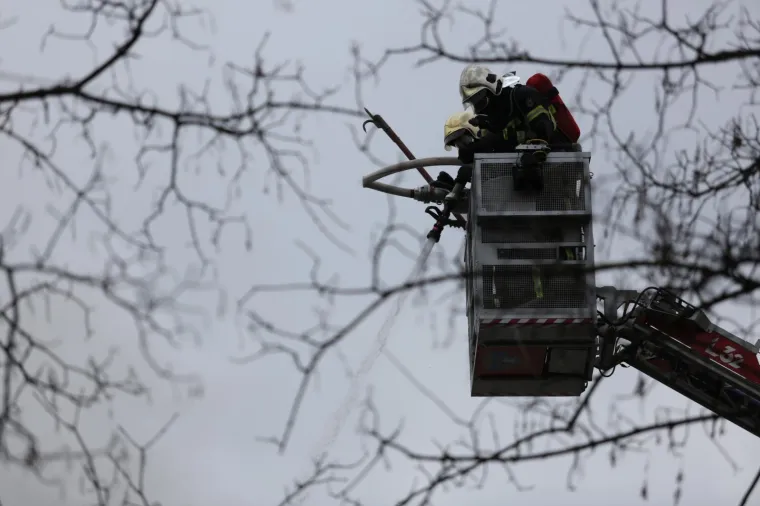 Vatrogasci iz goruće kuće u Petrovoj ulici u Zagrebu spasili čovjeka