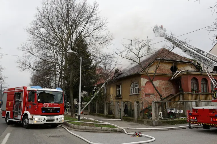 Vatrogasci iz goruće kuće u Petrovoj ulici u Zagrebu spasili čovjeka