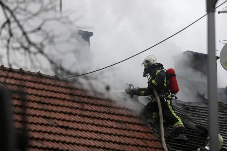 Vatrogasci iz goruće kuće u Petrovoj ulici u Zagrebu spasili čovjeka