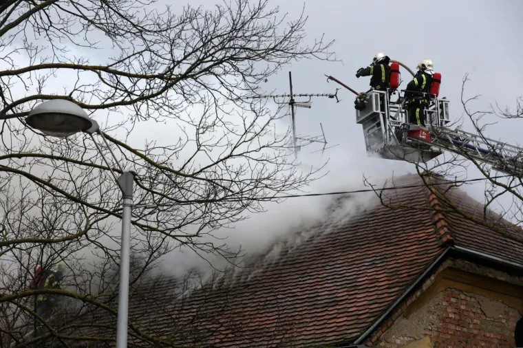 Vatrogasci iz goruće kuće u Petrovoj ulici u Zagrebu spasili čovjeka