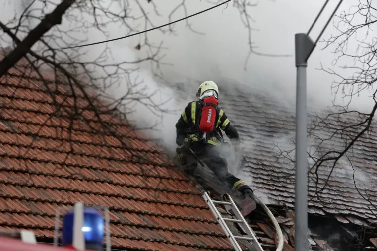 Vatrogasci iz goruće kuće u Petrovoj ulici u Zagrebu spasili čovjeka