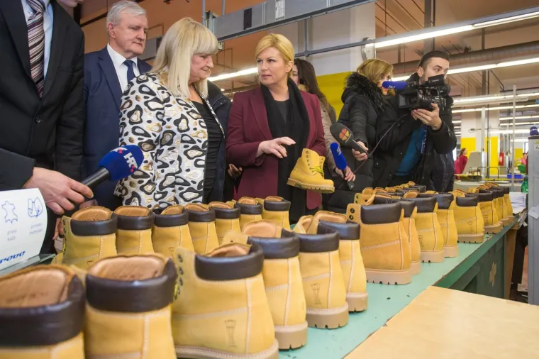 KOLINDA U VUKOVARU: Posjetila tvornicu Borova i fotkala se s popularnim &lsquo;Zengama&rsquo;