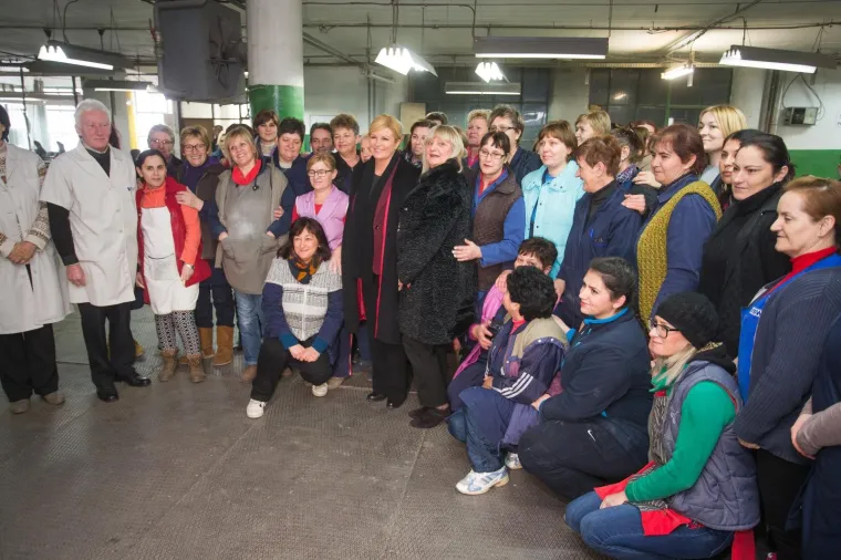 KOLINDA U VUKOVARU: Posjetila tvornicu Borova i fotkala se s popularnim &lsquo;Zengama&rsquo;