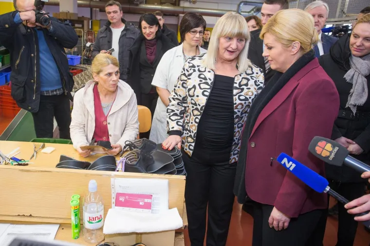 KOLINDA U VUKOVARU: Posjetila tvornicu Borova i fotkala se s popularnim &lsquo;Zengama&rsquo;