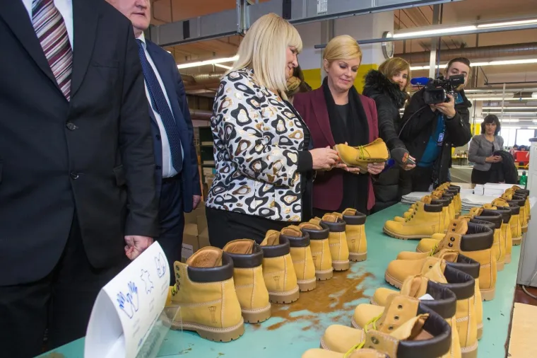 KOLINDA U VUKOVARU: Posjetila tvornicu Borova i fotkala se s popularnim &lsquo;Zengama&rsquo;