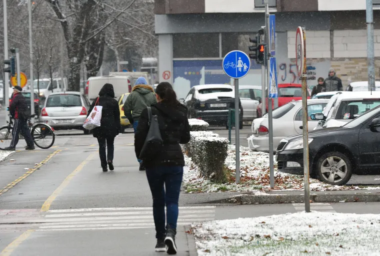 Snijeg koji je u vi&scaron;e navrata padao tijekom dana zabijelio je Slavonski Brod