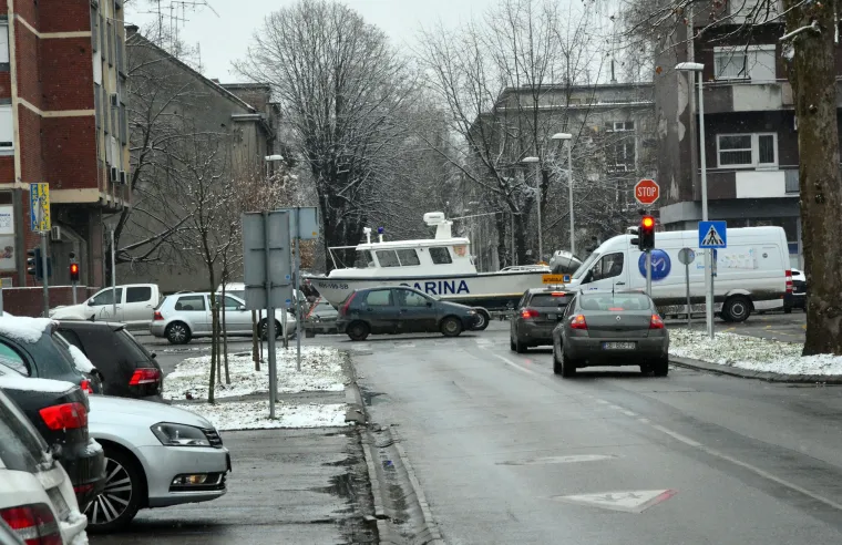 Snijeg koji je u vi&scaron;e navrata padao tijekom dana zabijelio je Slavonski Brod