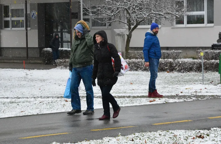 Snijeg koji je u vi&scaron;e navrata padao tijekom dana zabijelio je Slavonski Brod