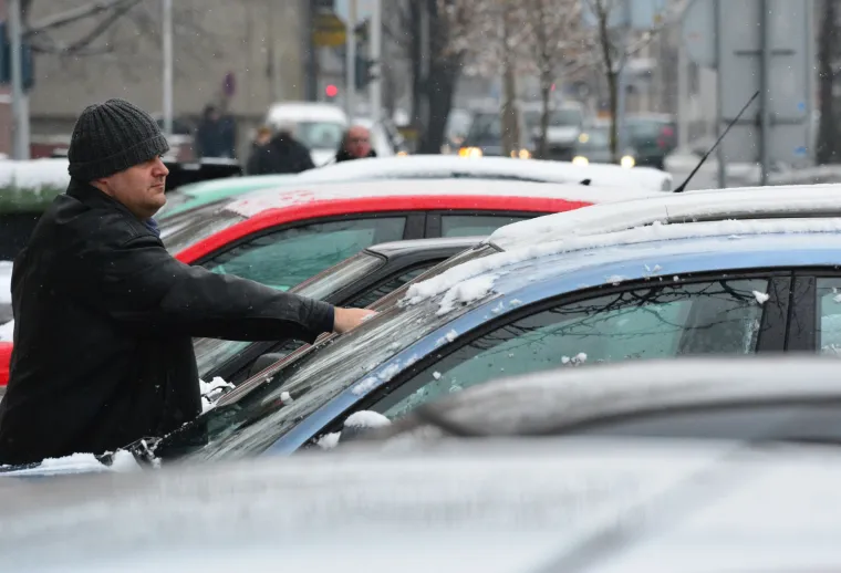 Snijeg koji je u vi&scaron;e navrata padao tijekom dana zabijelio je Slavonski Brod