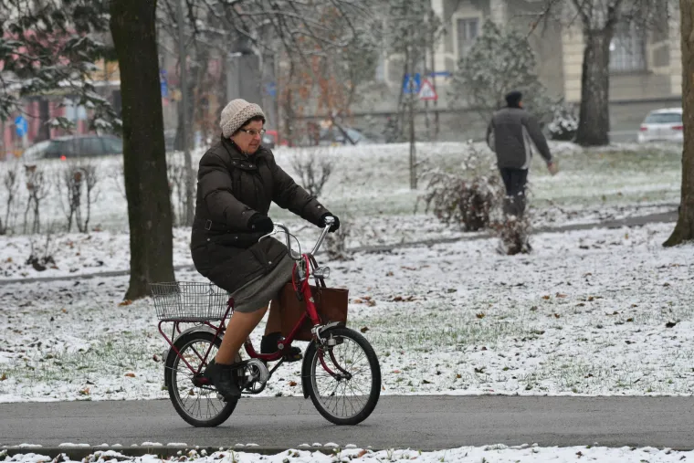 Snijeg koji je u vi&scaron;e navrata padao tijekom dana zabijelio je Slavonski Brod