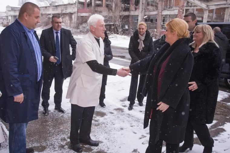 Predsjednica Republike posjetila Borovo, radnici ju iznenadili neočekivanim poklonom