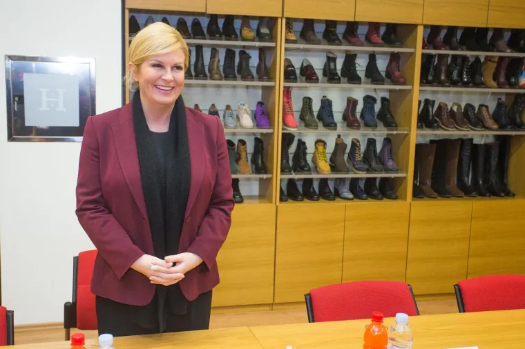 Predsjednica Republike posjetila Borovo, radnici ju iznenadili neočekivanim poklonom