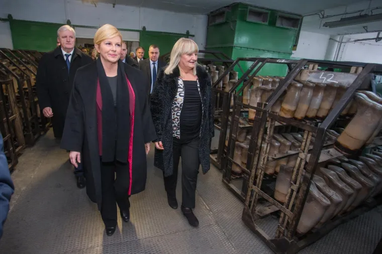 Predsjednica Republike posjetila Borovo, radnici ju iznenadili neočekivanim poklonom