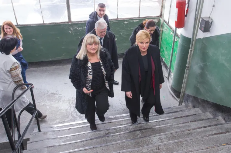 Predsjednica Republike posjetila Borovo, radnici ju iznenadili neočekivanim poklonom