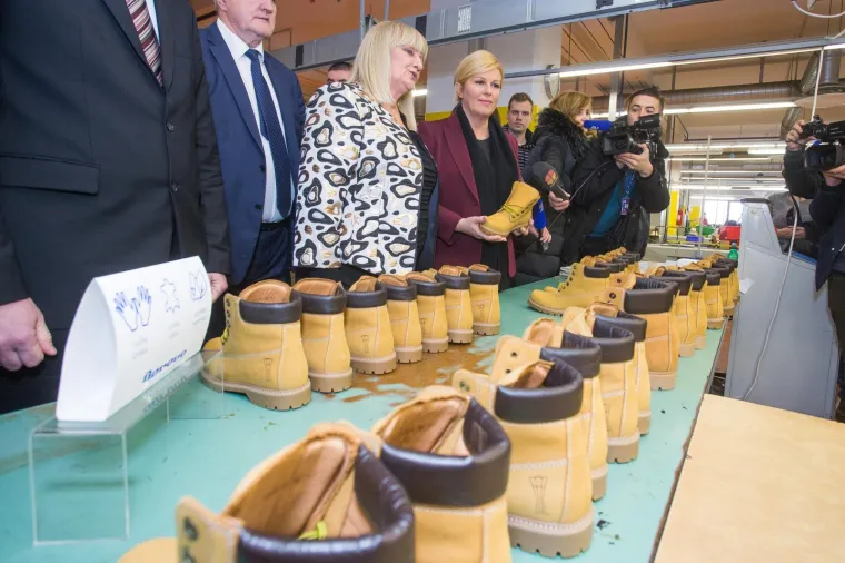 Predsjednica Republike posjetila Borovo, radnici ju iznenadili neočekivanim poklonom